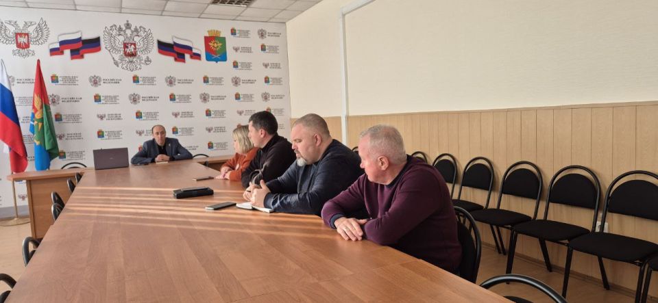 В поселке городского типа Луганское состоялась встреча заместителя начальника управления по работе с территориальными органами администрации Дебальцево Анны Скубко с местными жителями В поселке городского типа Луганское состоялась встреча заместителя начальника управления по работе с территориальными органами администрации Дебальцево Анны Скубко с местными жителями
