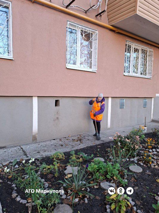 В трех районах Мариуполя коммунальщики привели в порядок дворы многоэтажек В трех районах Мариуполя коммунальщики привели в порядок дворы многоэтажек