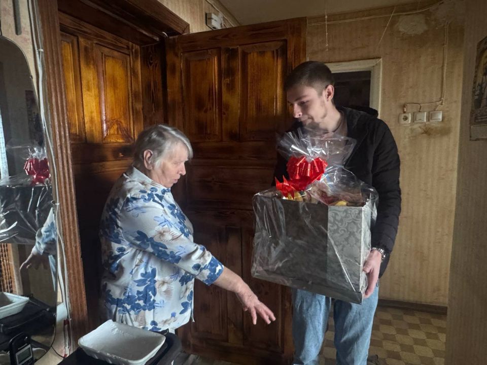 Александр Волошин: #гуманитарнаяпомощь. На днях мои помощники совместно с АНО «Сила Мира» навестили наших уважаемых ветеранов - жителей блокадного Ленинграда Александр Волошин: #гуманитарнаяпомощь. На днях мои помощники совместно с АНО «Сила Мира» навестили наших уважаемых ветеранов - жителей блокадного Ленинграда