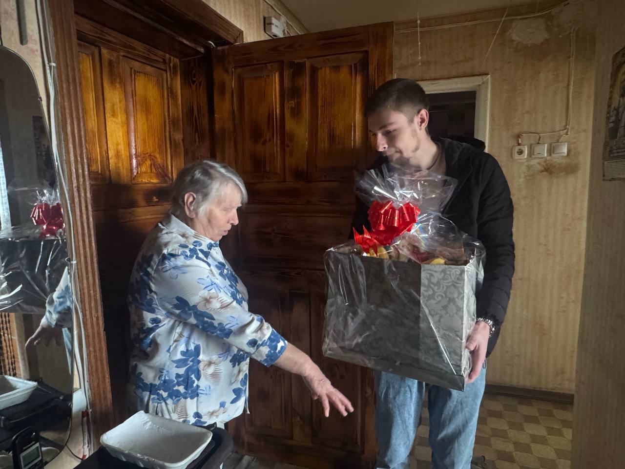 Александр Волошин: #гуманитарнаяпомощь. На днях мои помощники совместно с АНО «Сила Мира» навестили наших уважаемых ветеранов - жителей блокадного Ленинграда Александр Волошин: #гуманитарнаяпомощь. На днях мои помощники совместно с АНО «Сила Мира» навестили наших уважаемых ветеранов - жителей блокадного Ленинграда