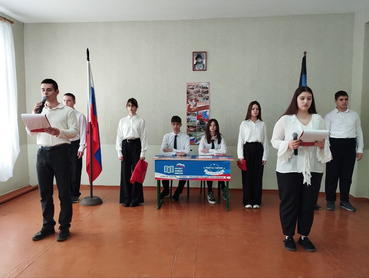 По партпроекту единороссов «Новая школа» в городском округе Докучаевск открыли Парту Героя По партпроекту единороссов «Новая школа» в городском округе Докучаевск открыли Парту Героя