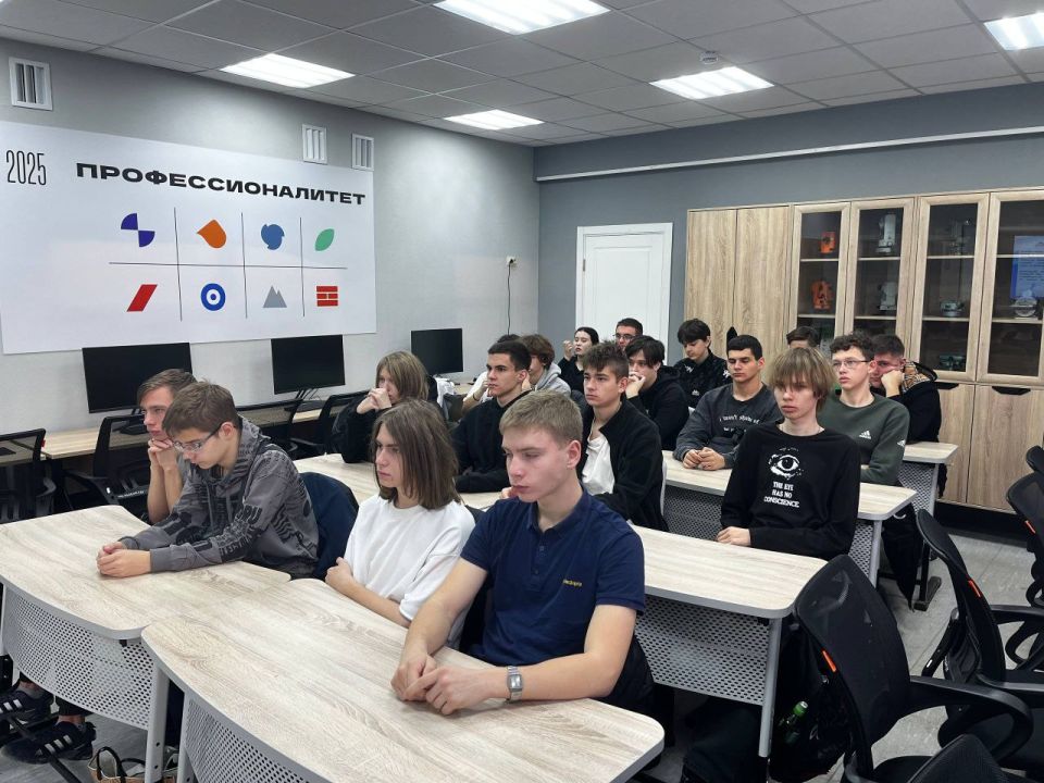 У России величавый. На гербе орёл двуглавый У России величавый. На гербе орёл двуглавый