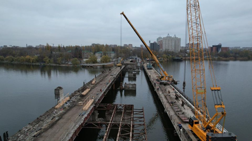 Ремонт моста через Кальмиус: изящные опоры и литые чугунные ограждения “бережно демонтированы” Ремонт моста через Кальмиус: изящные опоры и литые чугунные ограждения “бережно демонтированы”