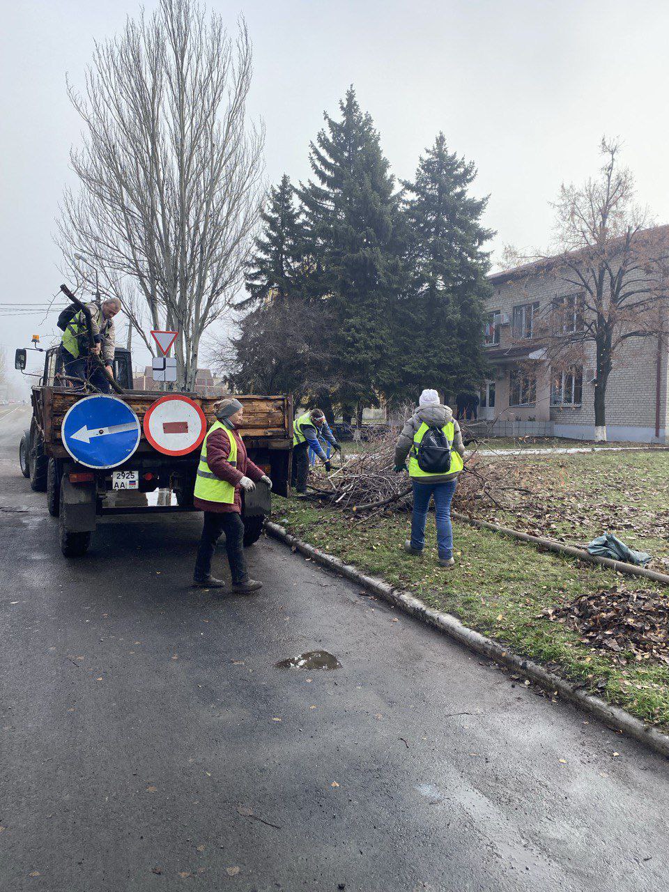 С заботой об округе.. На 25.11.2025 г. сотрудниками МУП "ЭКОС" выполнены следующие виды работ: Погрузка и вывоз мусора с территории здания по ул. Некрасова, д. 17а Погрузка и вывоз веток после обрезки по ул. Заводская и ул.... С заботой об округе.. На 25.11.2025 г. сотрудниками МУП "ЭКОС" выполнены следующие виды работ: Погрузка и вывоз мусора с территории здания по ул. Некрасова, д. 17а Погрузка и вывоз веток после обрезки по ул. Заводская и ул....