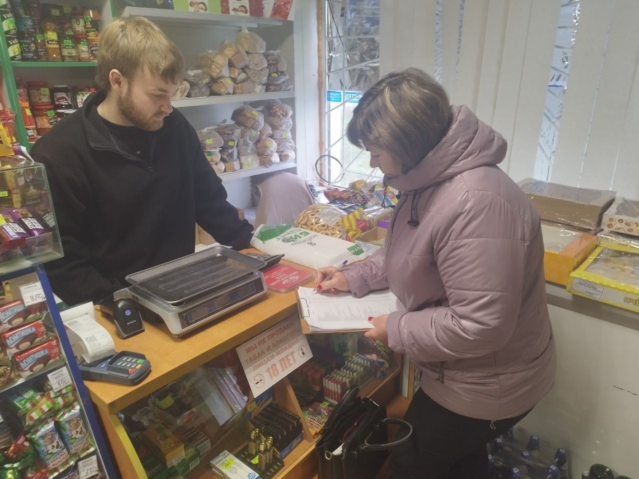 Наталья Великодная: В селе Луково состоялся плановый рейд Народного контроля, целью которого было проверить соблюдение правил торговли и санитарных норм Наталья Великодная: В селе Луково состоялся плановый рейд Народного контроля, целью которого было проверить соблюдение правил торговли и санитарных норм