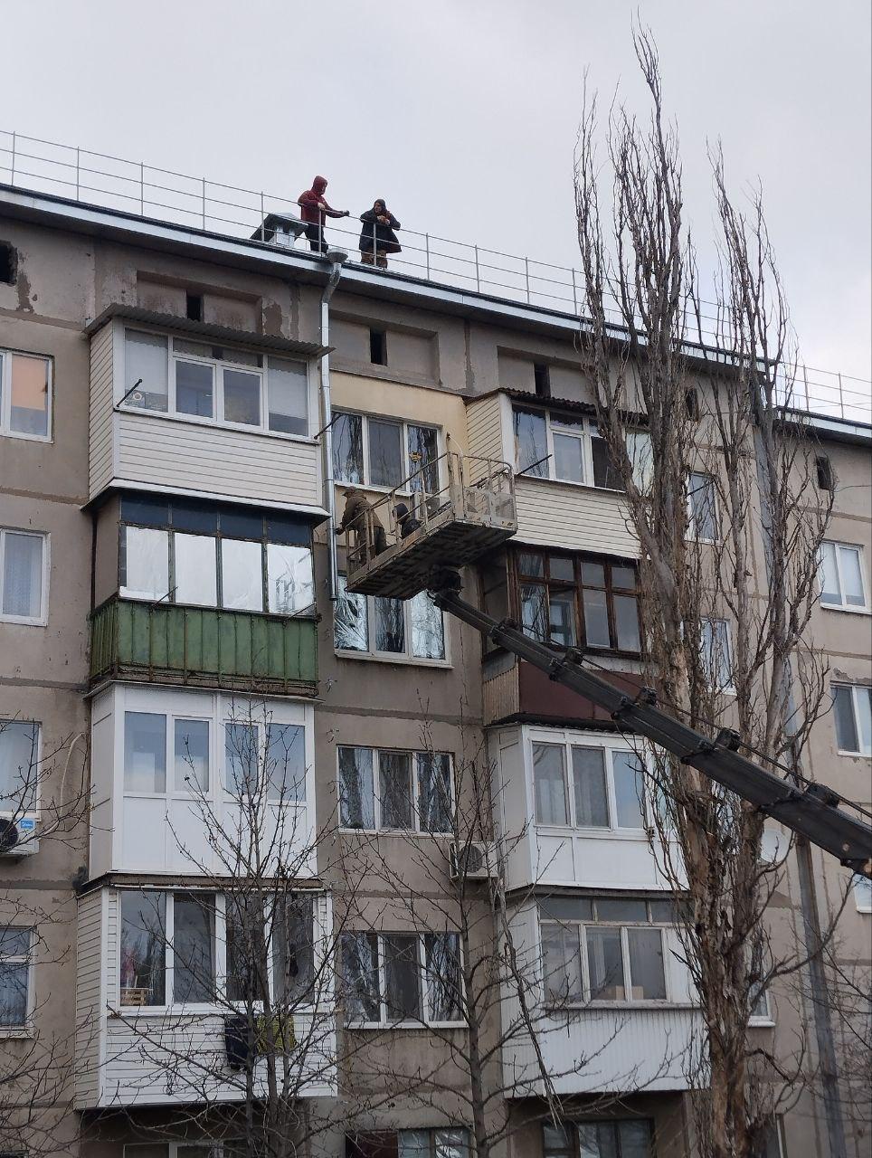Нижегородские подрядчики монтируют водосточную систему на кровле жилого дома в Харцызске