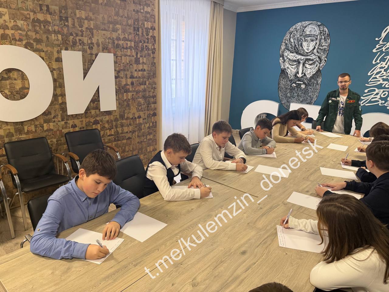 Сегодня учащиеся 6-х классов Физико-математического лицея № 17 приняли участие в мастер-классе по написанию писем-треугольников участникам СВО, организованный студенческим педагогическим отрядом «Пылающие сердца» в филиале... Сегодня учащиеся 6-х классов Физико-математического лицея № 17 приняли участие в мастер-классе по написанию писем-треугольников участникам СВО, организованный студенческим педагогическим отрядом «Пылающие сердца» в филиале...