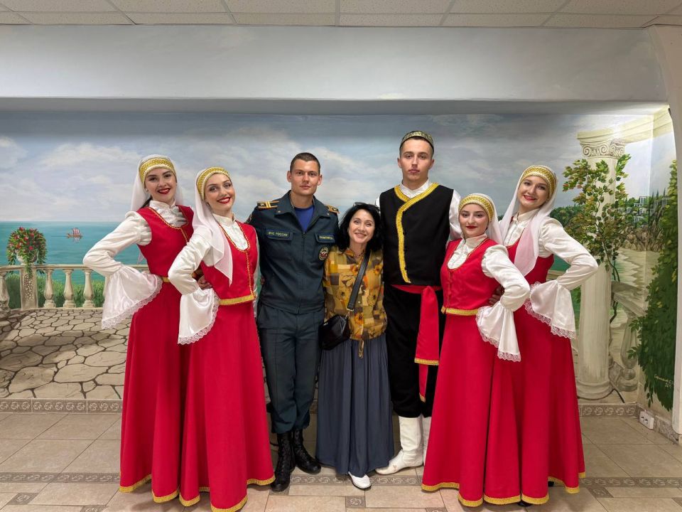 #Шаг_в_ритм_танца. Оксана Константиновна Жерновая — основатель и бессменный руководитель Образцового ансамбля танца «Фламинго» (с 1996 г.), гордости Тельмановского округа и ДНР #Шаг_в_ритм_танца. Оксана Константиновна Жерновая — основатель и бессменный руководитель Образцового ансамбля танца «Фламинго» (с 1996 г.), гордости Тельмановского округа и ДНР