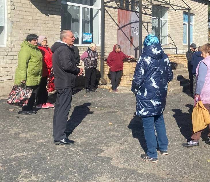 Сегодня начальник Андреевского территориального отдела Администрации Тельмановского округа провёл встречу с жителями п. Бахчевик, где были обсуждены следующие актуальные темы: