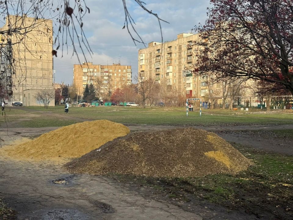Вокруг школы № 1 в Кировском устанавливают ограждение Вокруг школы № 1 в Кировском устанавливают ограждение