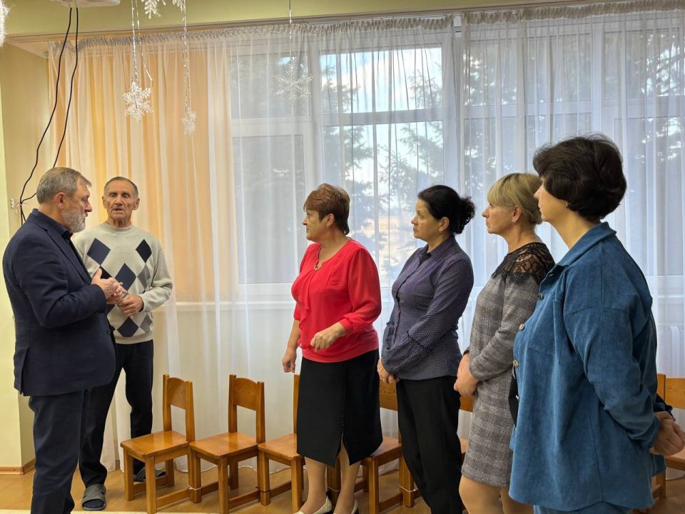 Глава Мангушского муниципального округа, секретарь Мангушского местного отделения Всероссийской политической партии «Единая Россия» Борис Владимирович Трима, совместно с исполнительным секретарем Натальей Михайловной... Глава Мангушского муниципального округа, секретарь Мангушского местного отделения Всероссийской политической партии «Единая Россия» Борис Владимирович Трима, совместно с исполнительным секретарем Натальей Михайловной...