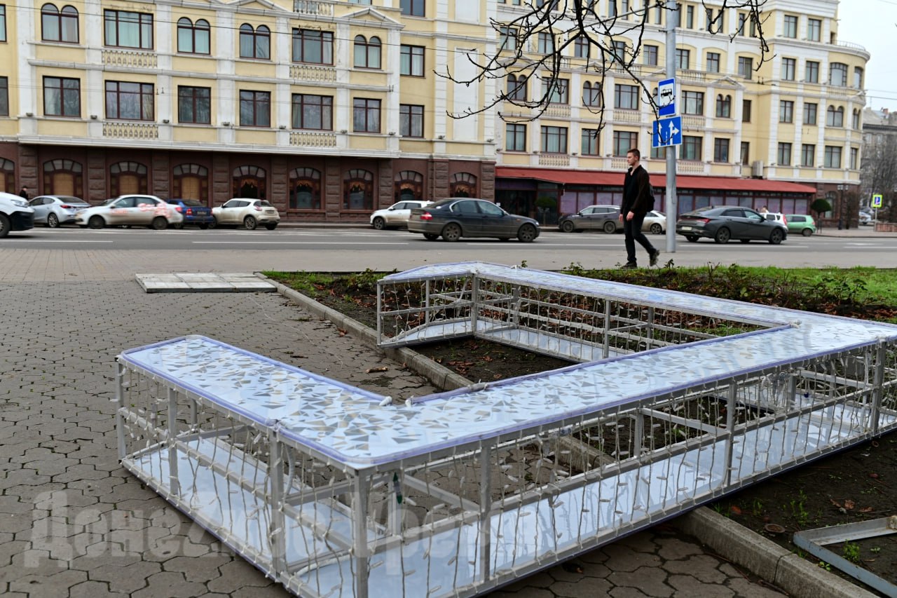 Монтируют инсталляции и гирлянды: главную площадь Донецка украшают к Новому году