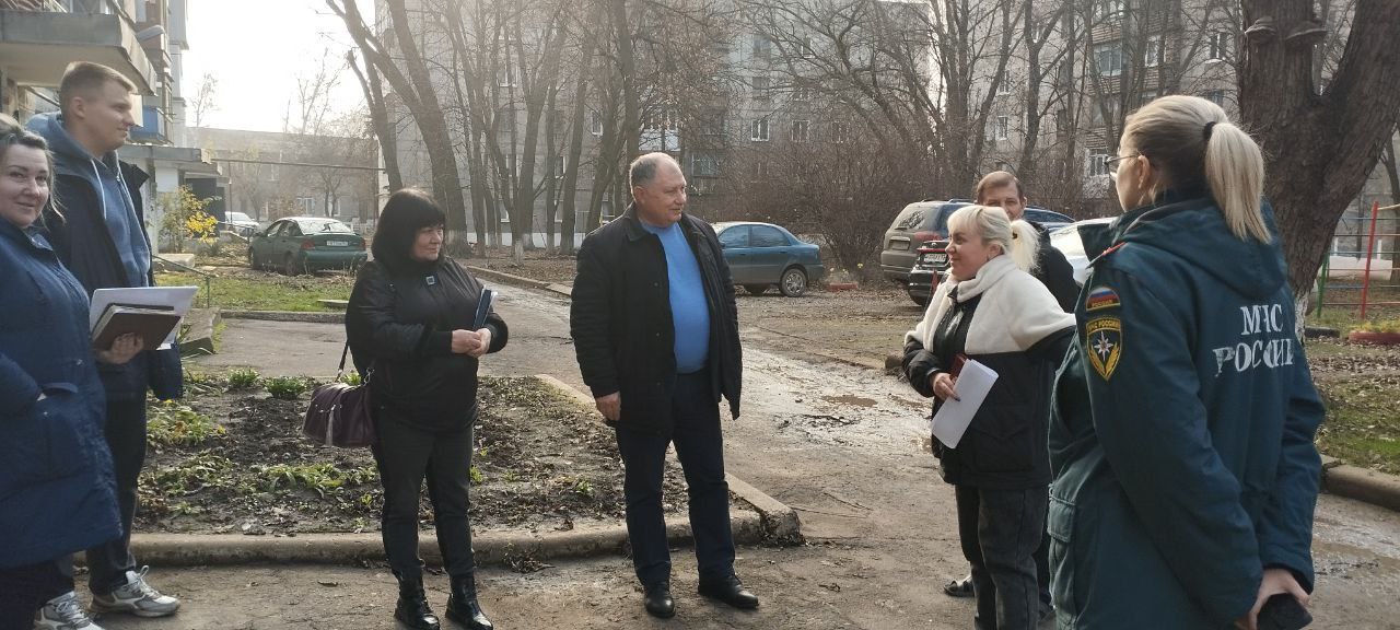 Игорь Мартынов: Встречи с населением. Сегодня заместитель главы администрации муниципального образования городского округа Енакиево Сергей Божик провел встречи с гражданами по следующим адресам: ул. Коммунистическая, д. 40...