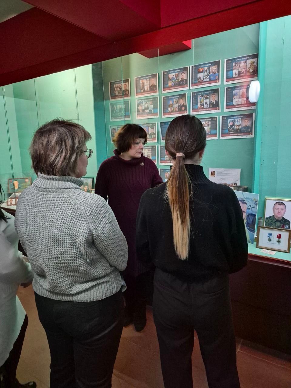 В МБУ «Музей истории города Харцызска» была проведена экскурсия «Герои рядом с нами», посвященная погибшим землякам, участвовавших в Специальной военной операции