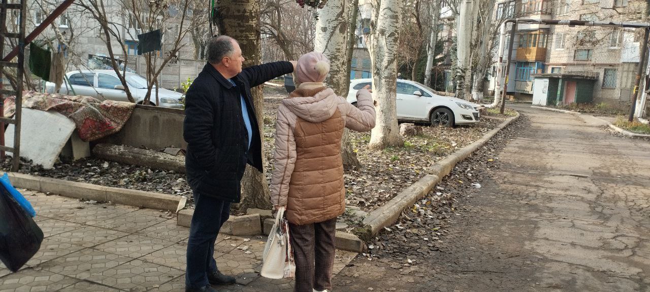 Игорь Мартынов: Встречи с населением. Сегодня заместитель главы администрации муниципального образования городского округа Енакиево Сергей Божик провел встречи с гражданами по следующим адресам: ул. Коммунистическая, д. 40... Игорь Мартынов: Встречи с населением. Сегодня заместитель главы администрации муниципального образования городского округа Енакиево Сергей Божик провел встречи с гражданами по следующим адресам: ул. Коммунистическая, д. 40...