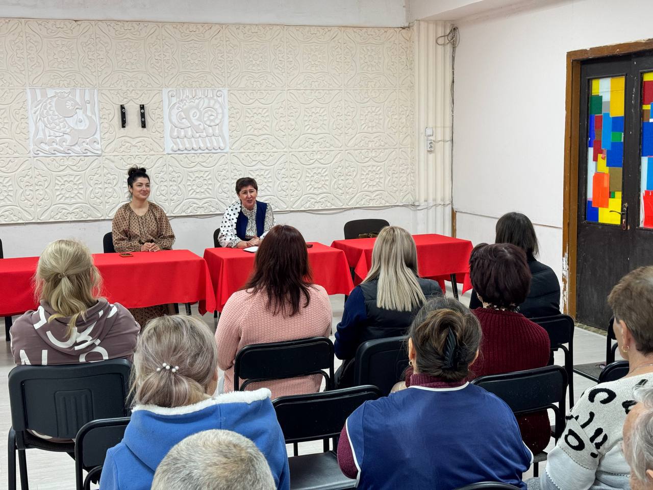 Елена Рязанцева: В рамках инициатив по укреплению диалога с жителями совместно с депутатом Донецкого городского совета Илоной Немсадзе провела открытую встречу с трудовым коллективом Дворца культуры "Юбилейный"