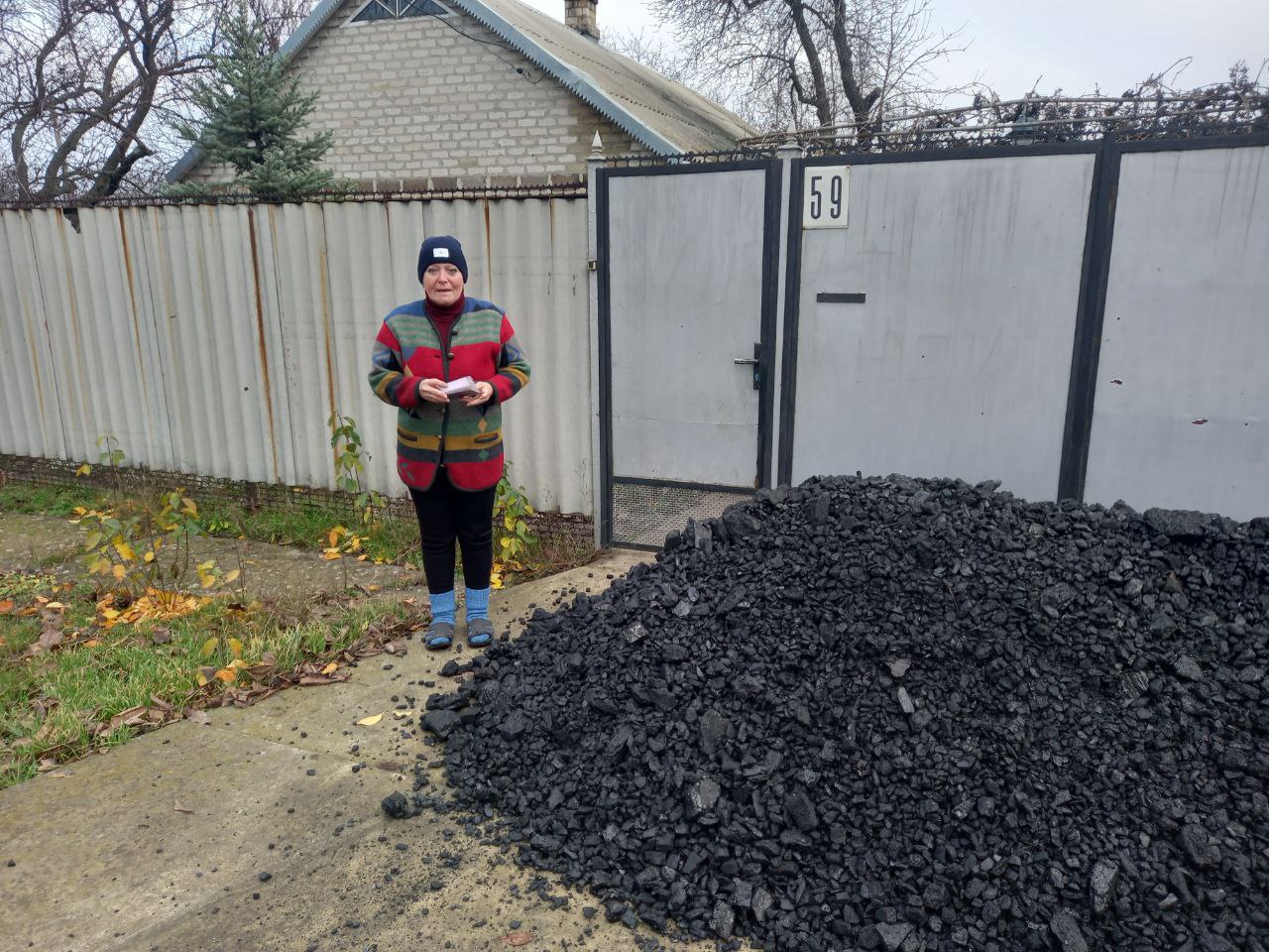 Наталья Великодная: В рамках благотворительной программы, организованной МОО «Центр развития региона», мы предоставляем жителям города Курахово твердое топливо — уголь Наталья Великодная: В рамках благотворительной программы, организованной МОО «Центр развития региона», мы предоставляем жителям города Курахово твердое топливо — уголь