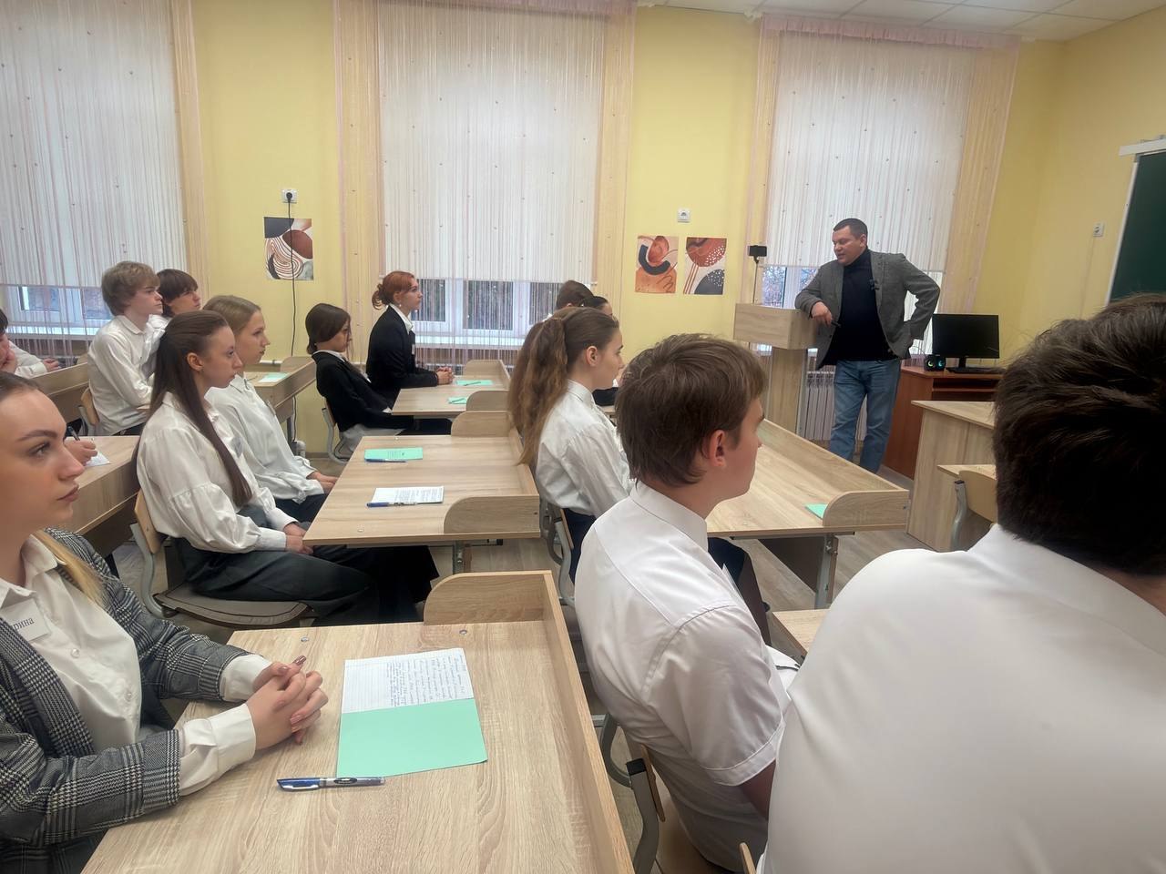 Урок генетики с участием Министра образования ДНР прошел в Комсомольской школе Урок генетики с участием Министра образования ДНР прошел в Комсомольской школе