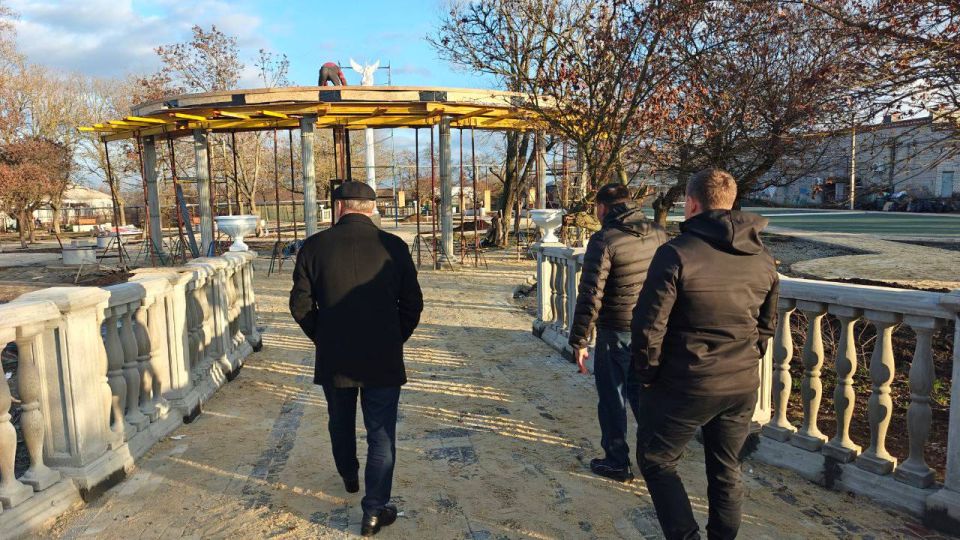 Борис Трима: Администрация контролирует качество работ по благоустройству нового сквера в пгт Мангуш Борис Трима: Администрация контролирует качество работ по благоустройству нового сквера в пгт Мангуш