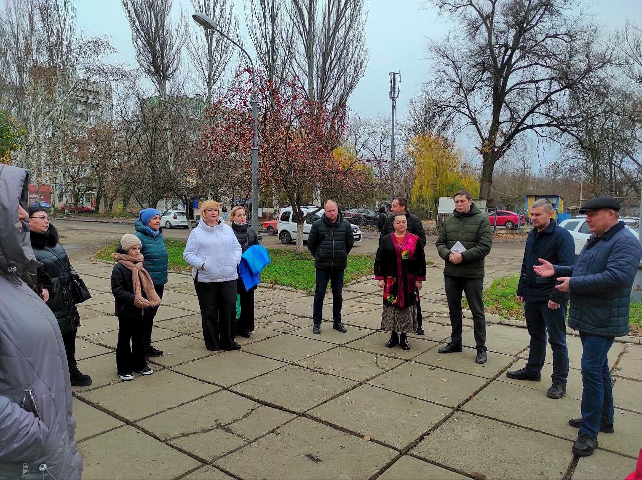 Михаил Меренков: Сегодня, совместно с депутатом Народного Совета Юрием Леоновыи и депутатом Донецкого городского совета Ириной Бениаминовой встретился с трудовым коллективом ДК им. С.М. Кирова г. Донецка и жителями района