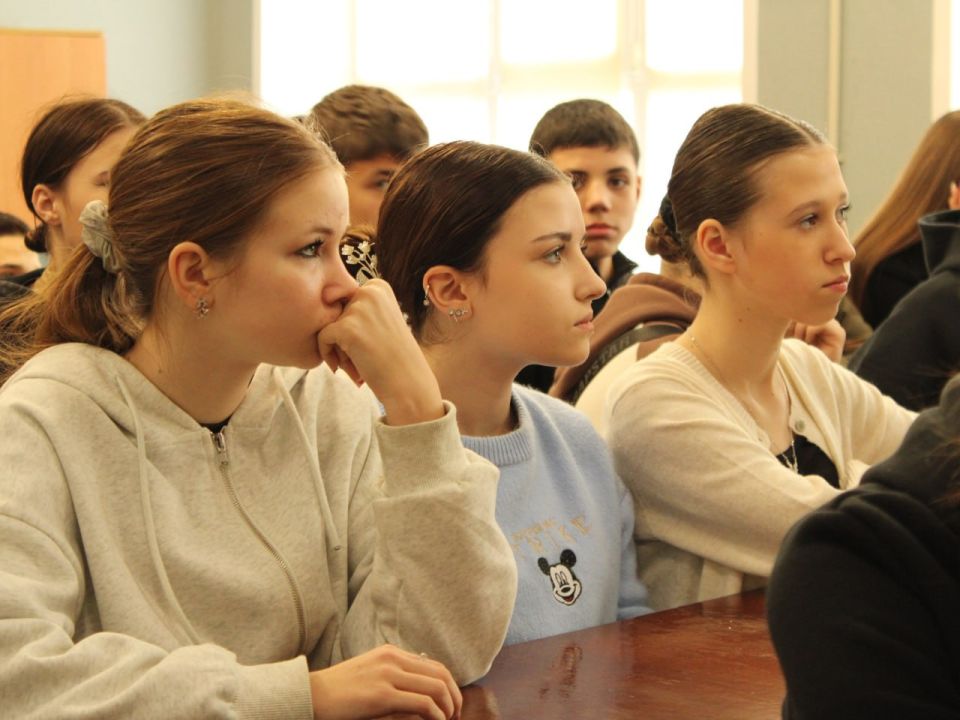 Уроки мужества в рамках проекта «Служу Отечеству», реализуемые фондом «Защитники Отечества», неуклонно расширяют свою географию на территории Донецкой Народной Республики Уроки мужества в рамках проекта «Служу Отечеству», реализуемые фондом «Защитники Отечества», неуклонно расширяют свою географию на территории Донецкой Народной Республики