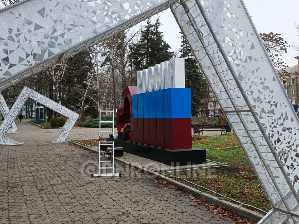 На площади Ленина в Донецке продолжается монтаж праздничных инсталляций На площади Ленина в Донецке продолжается монтаж праздничных инсталляций