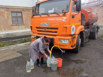 В Кировском внутригородском районе при поддержке региона-шефа Московская область продолжается подвоз воды для жителей домов, в которые в установленный графиком день не поступила вода