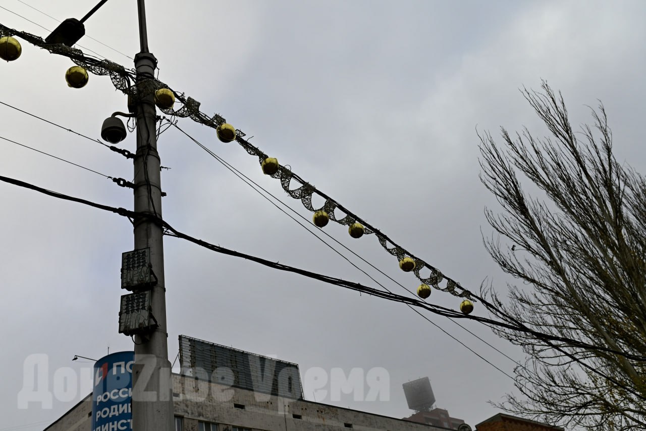 Монтируют инсталляции и гирлянды: главную площадь Донецка украшают к Новому году Монтируют инсталляции и гирлянды: главную площадь Донецка украшают к Новому году