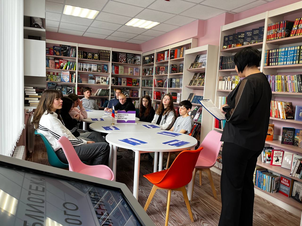 Час безопасного интернета. В рамках III Всероссийской библиотечной акции «Молодежная неделя цифровых технологий» в центральной городской библиотеке был проведен «Час безопасного Интернета» для учащихся 8-9 классов ГБОУ... Час безопасного интернета. В рамках III Всероссийской библиотечной акции «Молодежная неделя цифровых технологий» в центральной городской библиотеке был проведен «Час безопасного Интернета» для учащихся 8-9 классов ГБОУ...