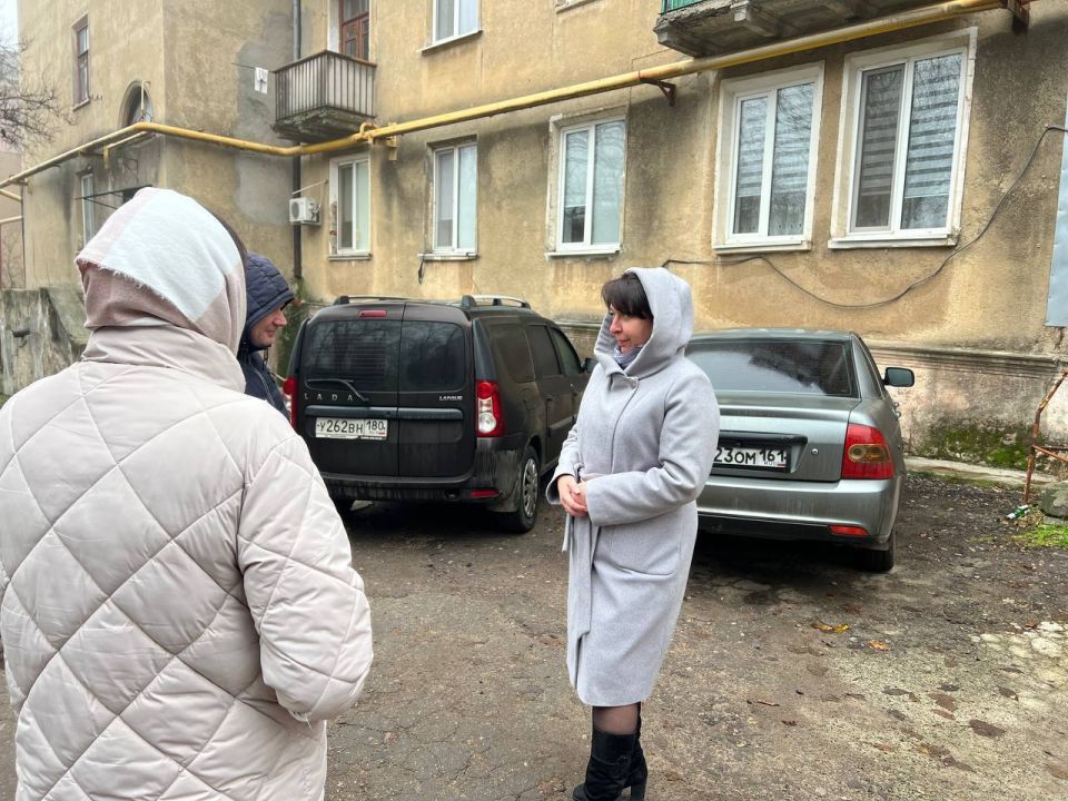 Сегодня, заместитель начальника Зугрэсского территориального отдела Администрации муниципального образования городского округа Харцызск Олеся Литош провела сход граждан в городе Зугрэс по адресу: улица Пушкина, 3, на котором... Сегодня, заместитель начальника Зугрэсского территориального отдела Администрации муниципального образования городского округа Харцызск Олеся Литош провела сход граждан в городе Зугрэс по адресу: улица Пушкина, 3, на котором...