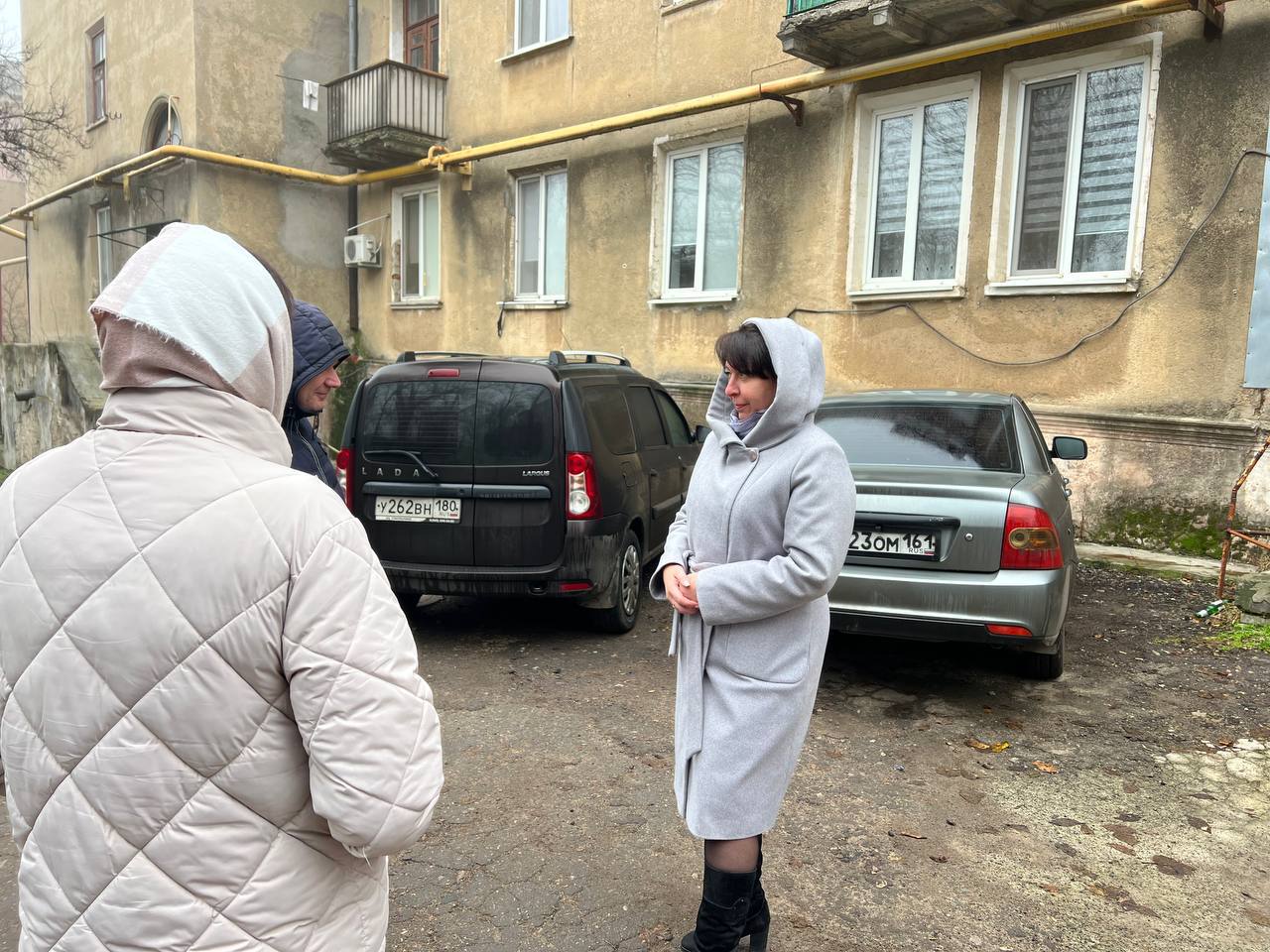 Сегодня, заместитель начальника Зугрэсского территориального отдела Администрации муниципального образования городского округа Харцызск Олеся Литош провела сход граждан в городе Зугрэс по адресу: улица Пушкина, 3, на котором... Сегодня, заместитель начальника Зугрэсского территориального отдела Администрации муниципального образования городского округа Харцызск Олеся Литош провела сход граждан в городе Зугрэс по адресу: улица Пушкина, 3, на котором...