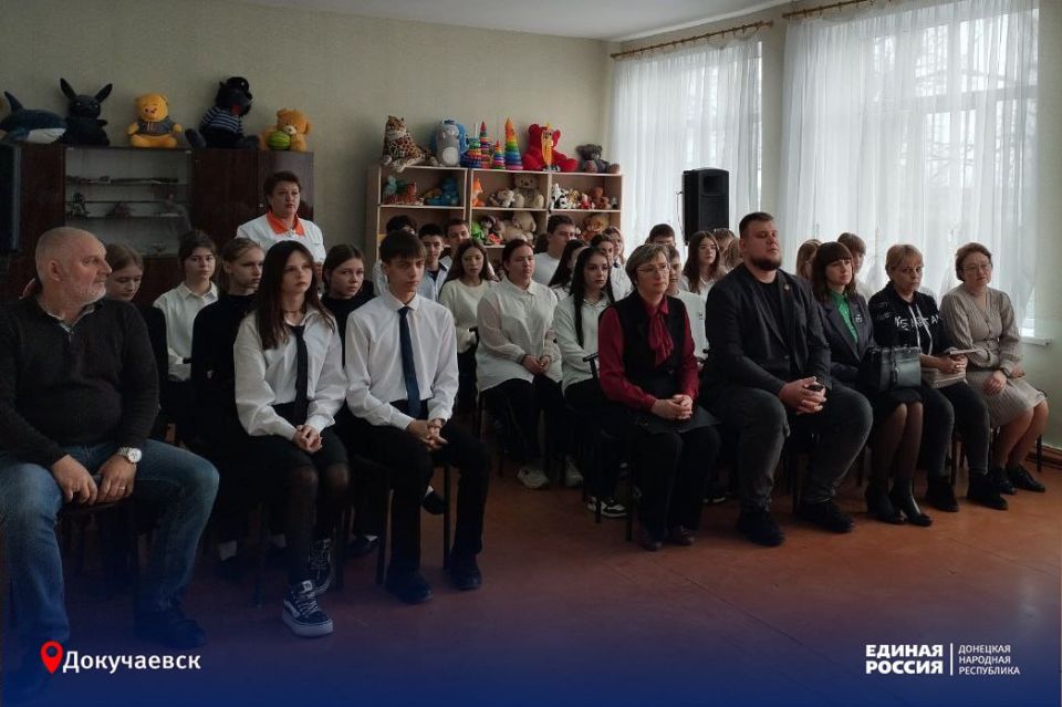 Навечно в наших сердцах…. В еленовской школе № 2 городского округа Докучаевск открыли Парту Героя, посвящённую старшему сержанту Никите Костенко – выпускнику этого учебного заведения, отдавшему жизнь за освобождение родного... Навечно в наших сердцах…. В еленовской школе № 2 городского округа Докучаевск открыли Парту Героя, посвящённую старшему сержанту Никите Костенко – выпускнику этого учебного заведения, отдавшему жизнь за освобождение родного...