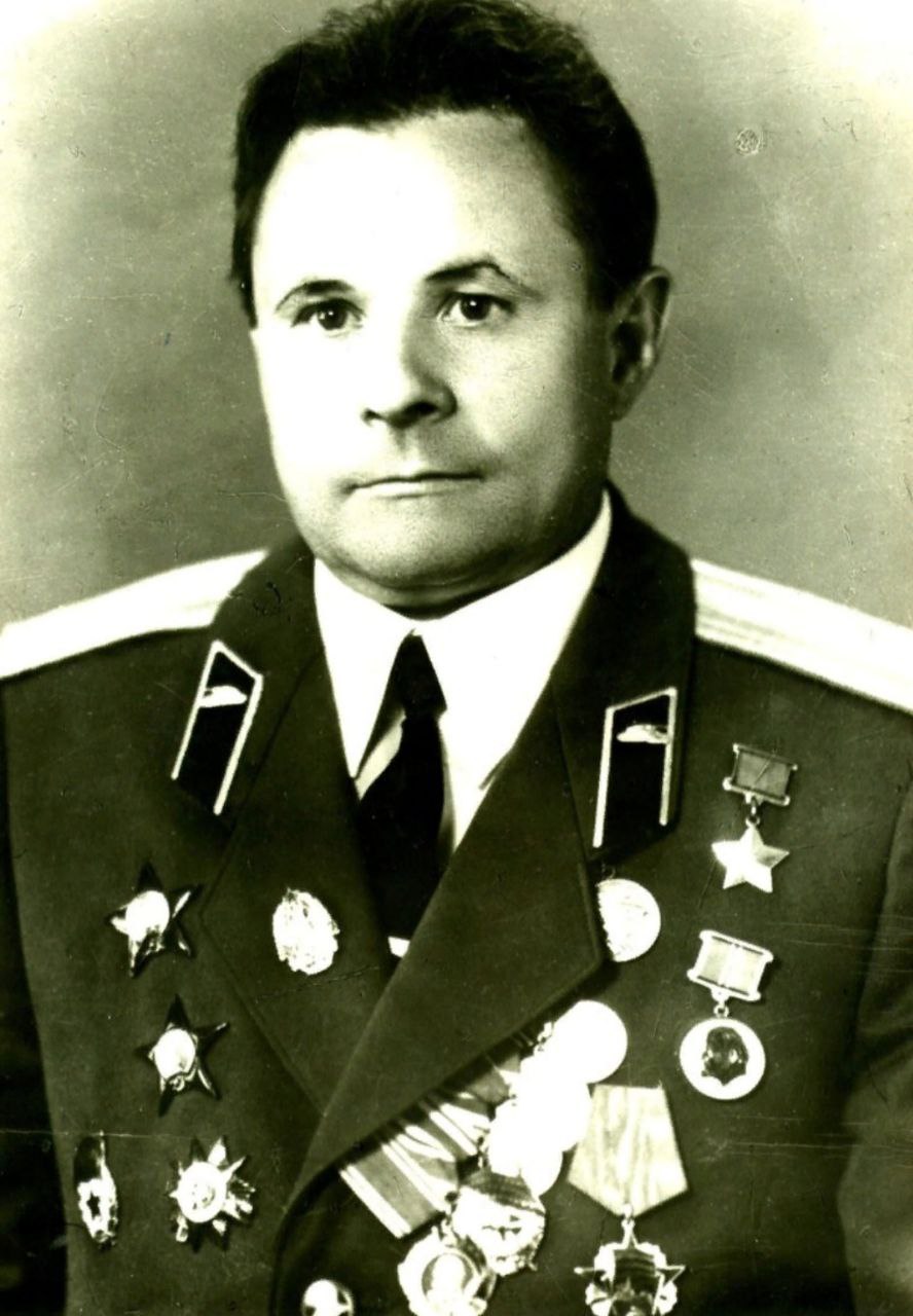 Эдуард Басурин: #ДЕНЬвИСТОРИИ. 26 ноября 1922 года родился Депутатов Иван Степанович в с.Стариченково ныне Володарского р-на ДНР (Ум.24.07.1999). Герой Советского Союза, гвардии подполковник, Почетный гражданин Алчевска