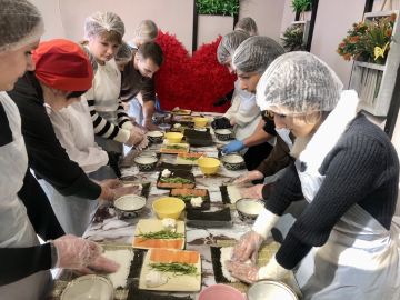 Вкус профессии: дебальцевские школьники учатся готовить роллы