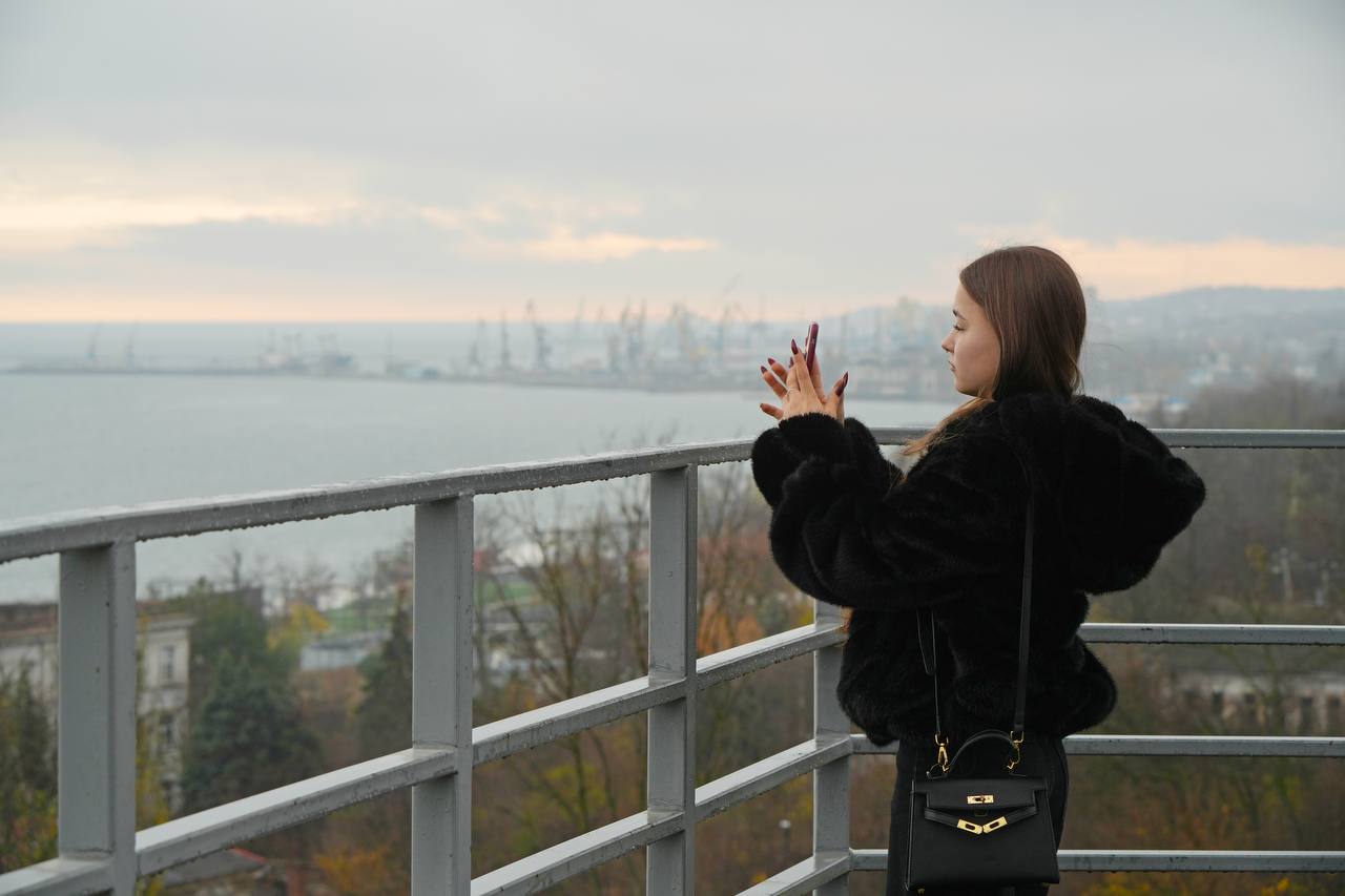 Небывалая стройка, прогуливающиеся горожане и большой трафик на дорогах: фоторепортаж одного дня в Мариуполе Небывалая стройка, прогуливающиеся горожане и большой трафик на дорогах: фоторепортаж одного дня в Мариуполе