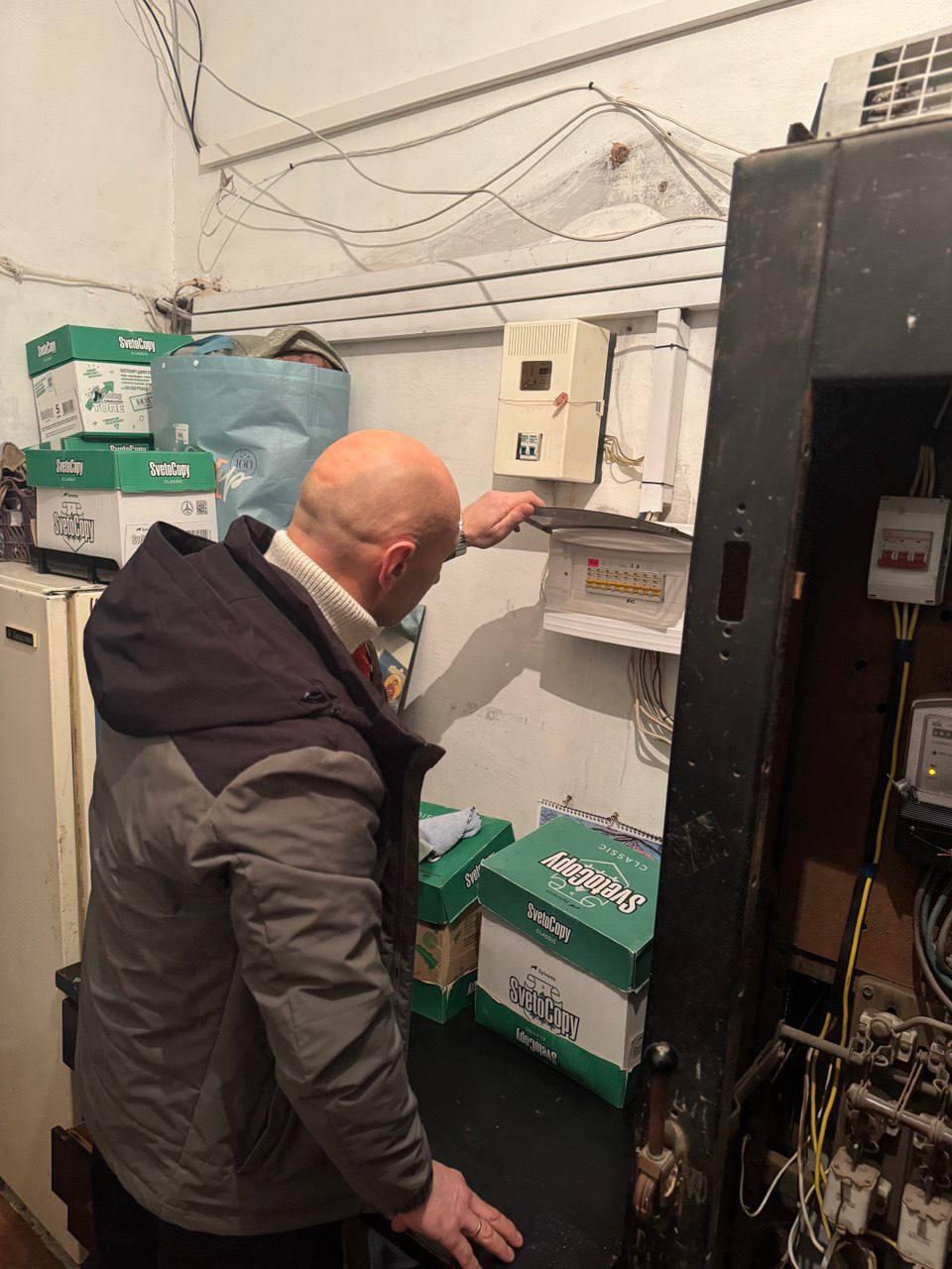 Аварийная бригада Магаданской области провела осмотр здания администрации Ждановки