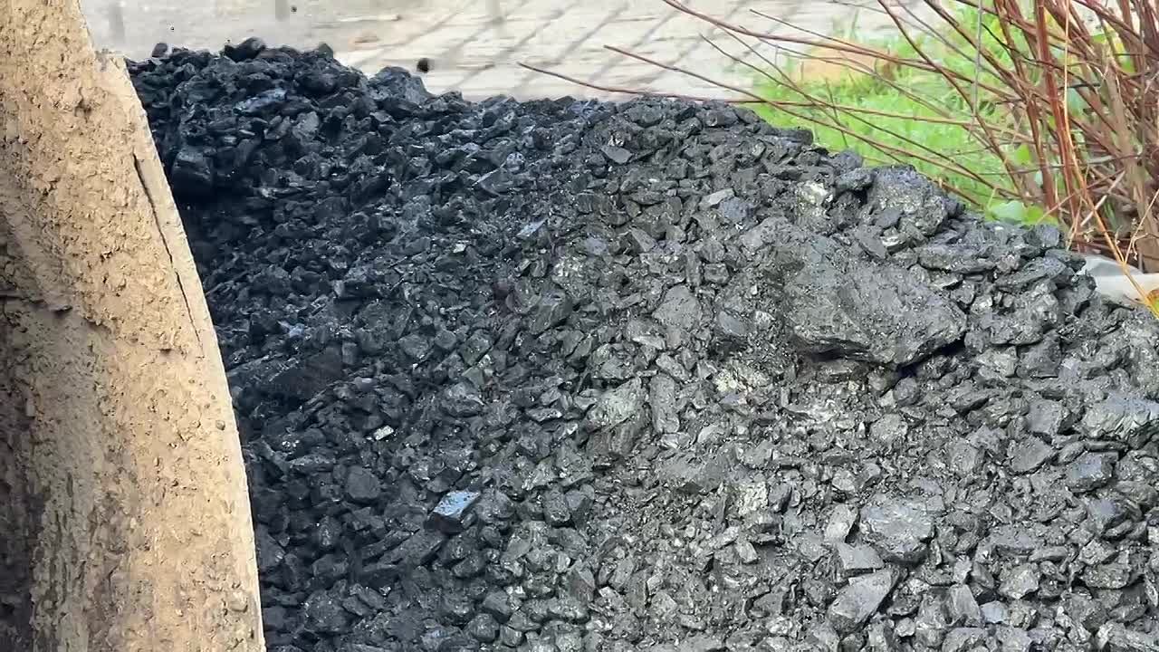 Наталья Великодная: В рамках благотворительной программы, организованной МОО «Центр развития региона», мы предоставляем жителям города Курахово твердое топливо — уголь