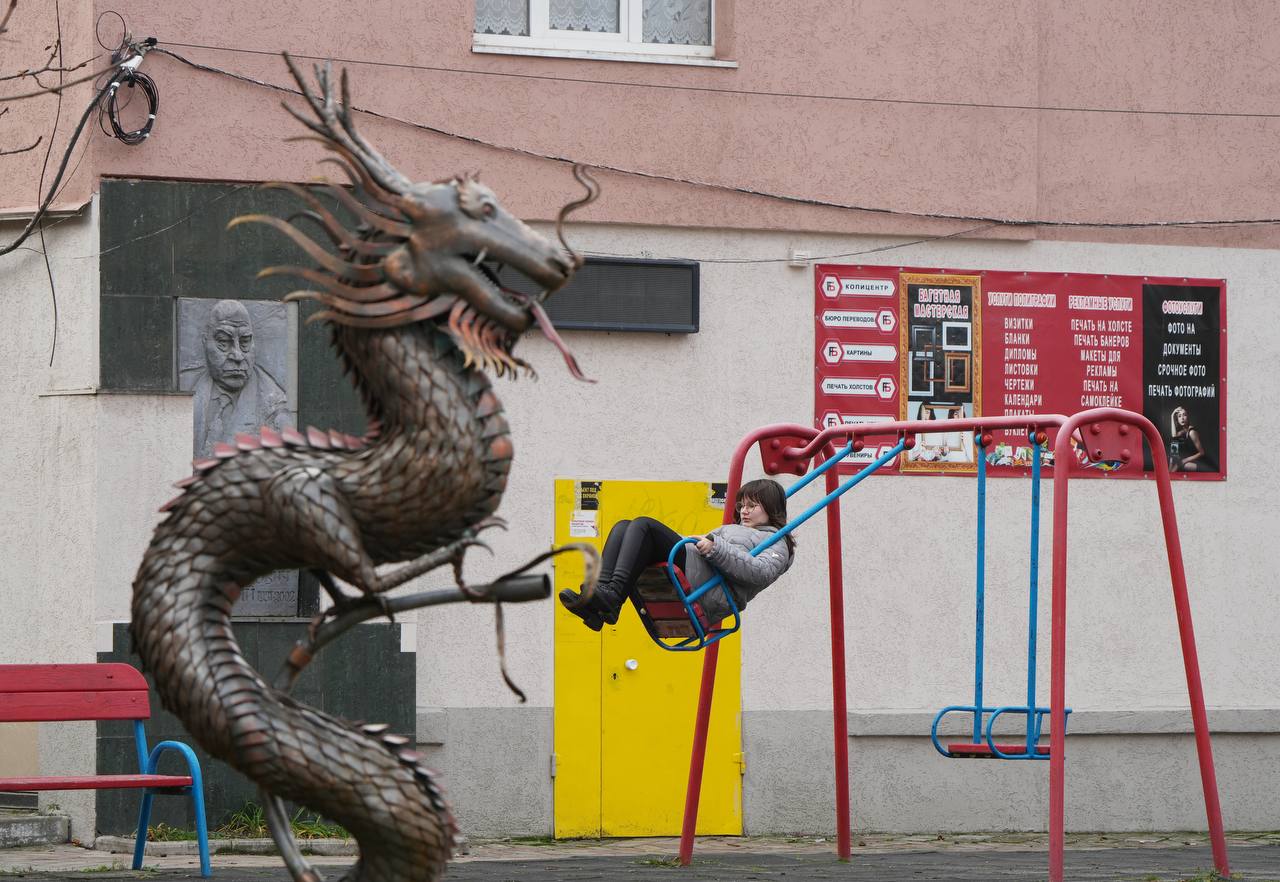 Небывалая стройка, прогуливающиеся горожане и большой трафик на дорогах: фоторепортаж одного дня в Мариуполе Небывалая стройка, прогуливающиеся горожане и большой трафик на дорогах: фоторепортаж одного дня в Мариуполе