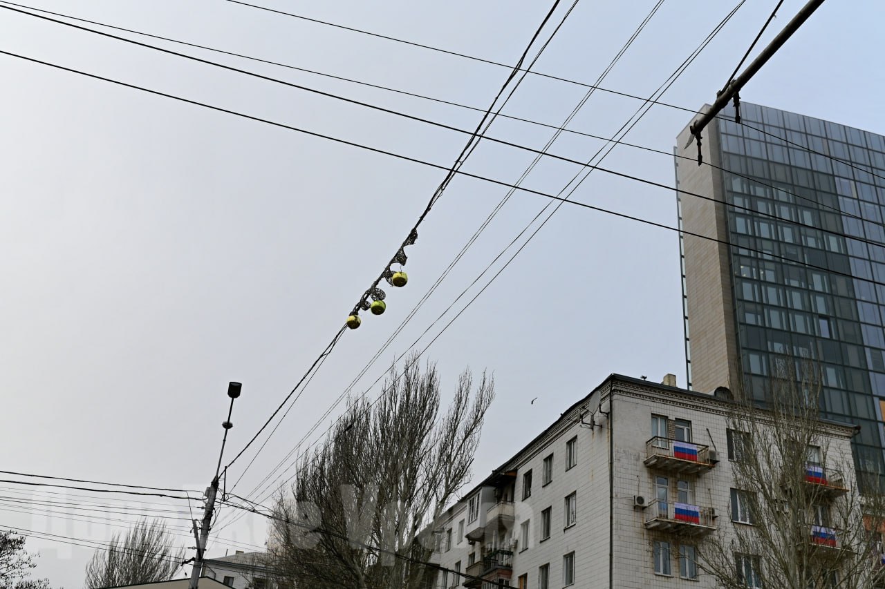 Монтируют инсталляции и гирлянды: главную площадь Донецка украшают к Новому году Монтируют инсталляции и гирлянды: главную площадь Донецка украшают к Новому году