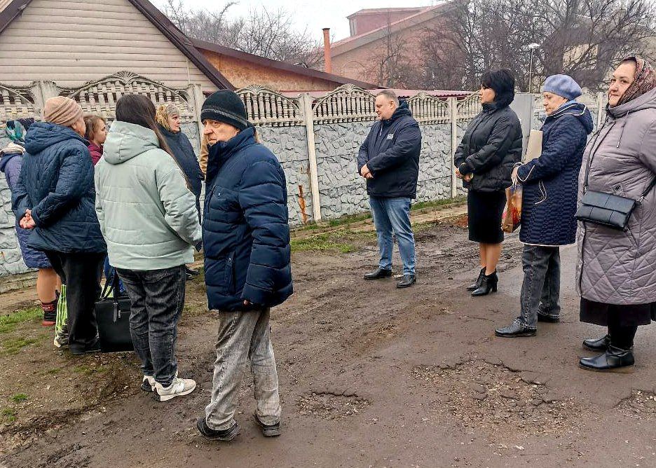 Иван Адамец: Управляющий делами администрации городского округа Донецк Юлия Сницарь провела рабочую встречу с жителями улицы Гродненская Иван Адамец: Управляющий делами администрации городского округа Донецк Юлия Сницарь провела рабочую встречу с жителями улицы Гродненская