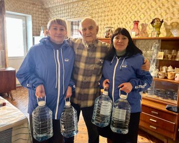 Активисты партии «Единая Россия» посетили участника ВОВ Смердова Сергея Ивановича и передали бутилированную воду