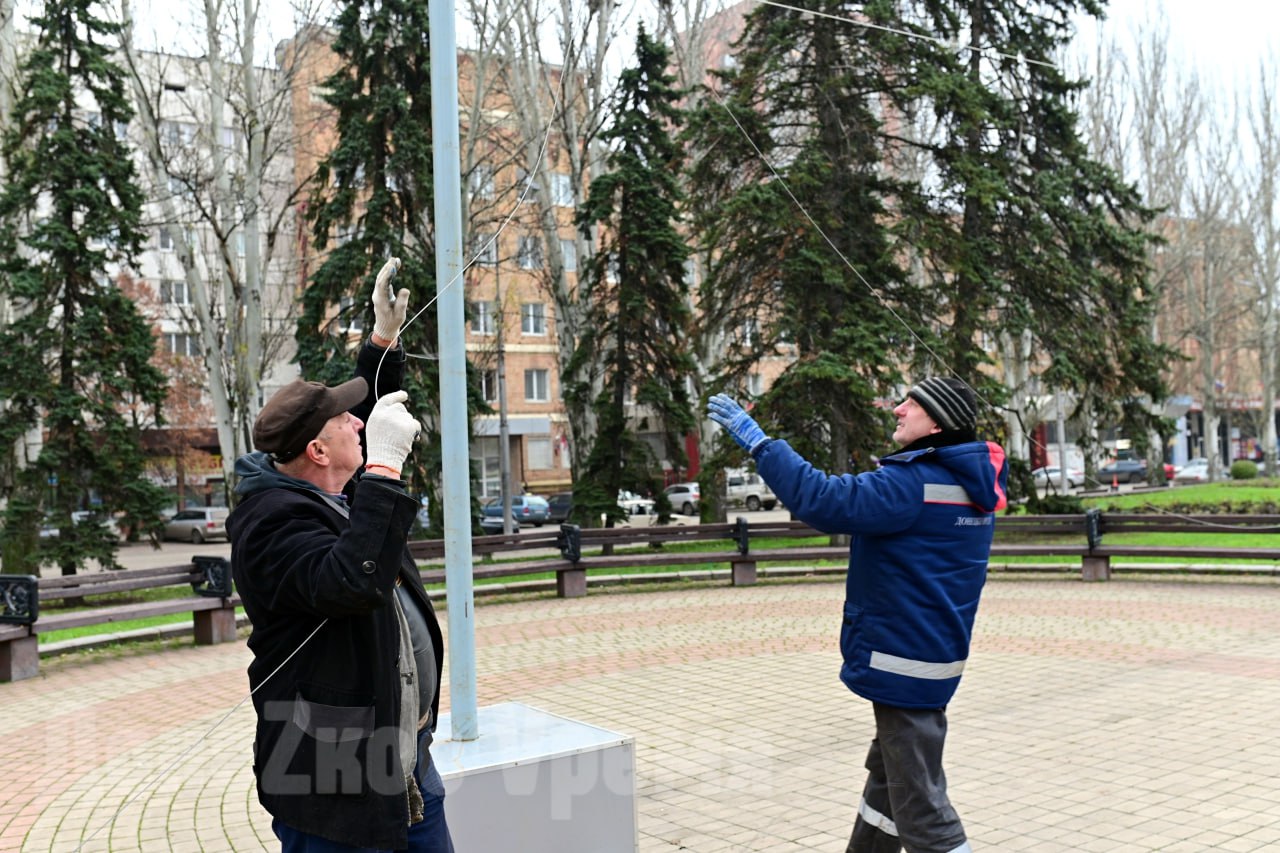 Монтируют инсталляции и гирлянды: главную площадь Донецка украшают к Новому году Монтируют инсталляции и гирлянды: главную площадь Донецка украшают к Новому году