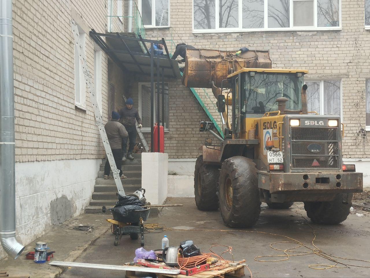 Денис Зубов: Нижегородские подрядчики изготовили и установили каркас из металлических труб в здании детского сада № 17 "Теремок" на улице Первомайской, а затем при помощи тяжелой техники смонтировали навесы над...