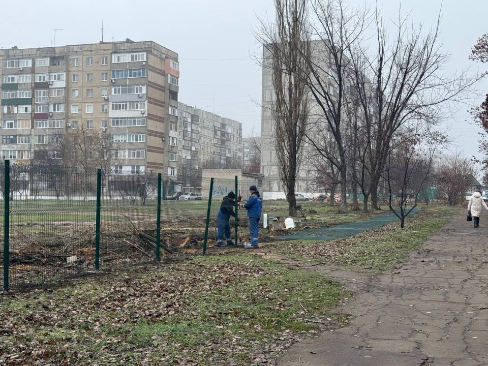 Вокруг школы № 1 в Кировском устанавливают ограждение Вокруг школы № 1 в Кировском устанавливают ограждение