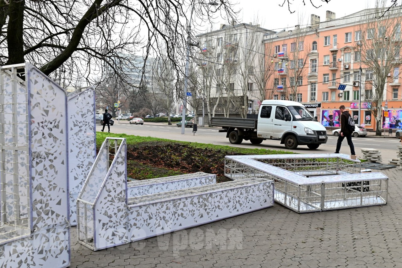 Монтируют инсталляции и гирлянды: главную площадь Донецка украшают к Новому году Монтируют инсталляции и гирлянды: главную площадь Донецка украшают к Новому году