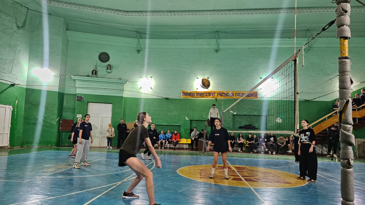 Соревнования по волейболу среди девушек Соревнования по волейболу среди девушек