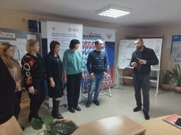 Сегодня депутат Тельмановского муниципального совета Дмитрий Липчанский встретился с коллективом ГКУ «Тельмановский районный центр занятости»