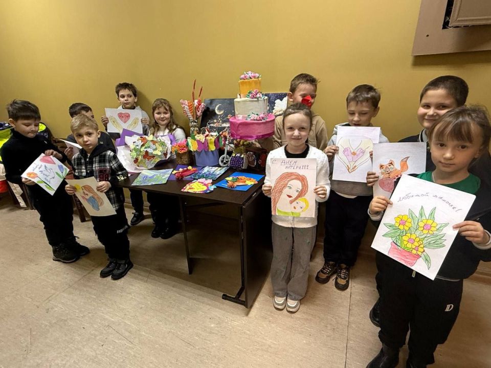 Выставка поделок и рисунков посвящённая Дню матери Выставка поделок и рисунков посвящённая Дню матери