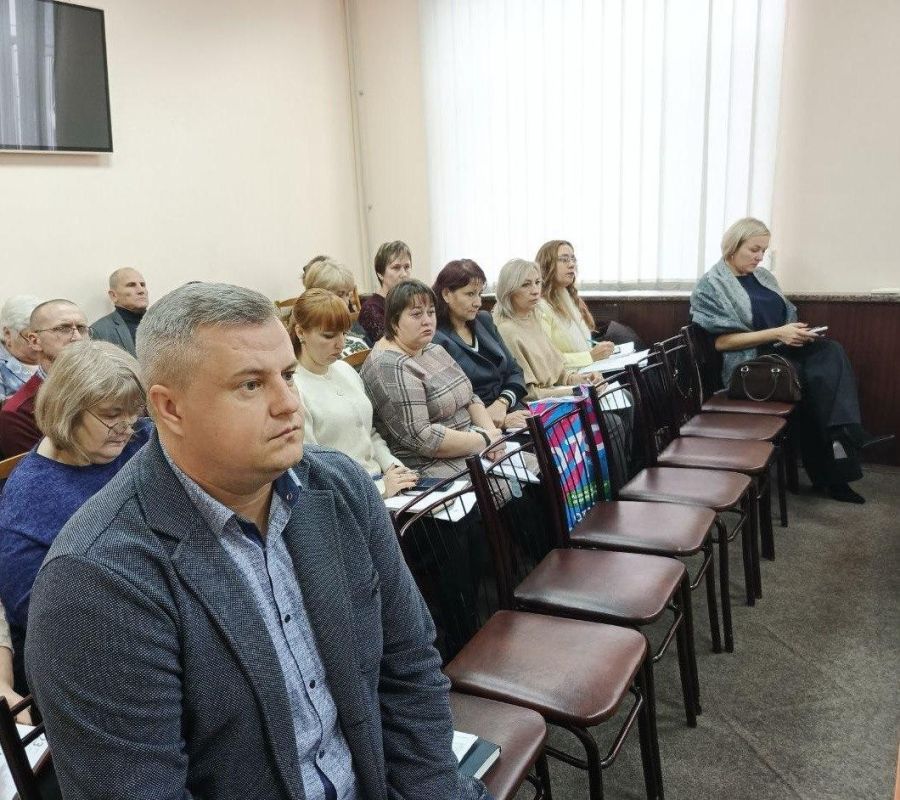 Аппаратное совещание. 26 ноября врип главы муниципального образования Шахтерского округа Светлана Майчук провела совещание с руководителями территориальных отделов, секторов Департамента по работе с территориальными... Аппаратное совещание. 26 ноября врип главы муниципального образования Шахтерского округа Светлана Майчук провела совещание с руководителями территориальных отделов, секторов Департамента по работе с территориальными...