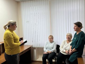 Управляющая делами Администрации Тельмановского округа провела встречу с рабочим коллективом "Почта Донбасса", где бсуждались: